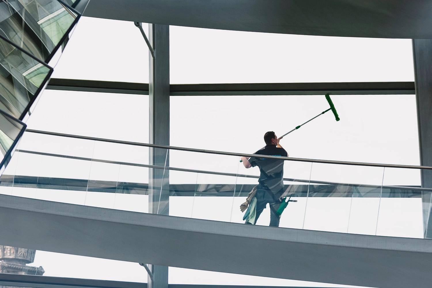 OLAG Gebäudeservice - Reinigungsfirma - Fassadenreinigung - Reinigungskraft mit Arbeitsmitteln putzt